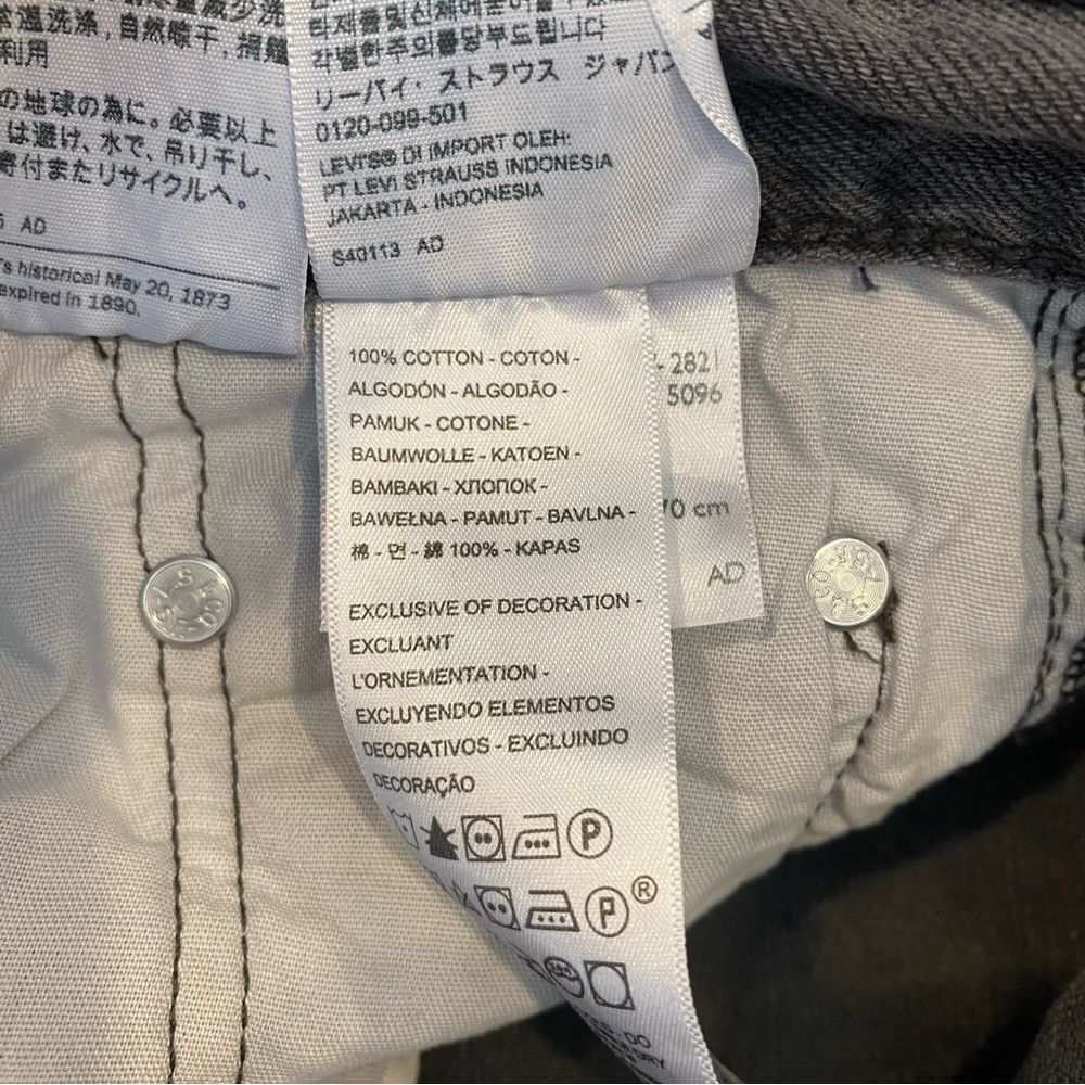 Levi’s 501 High Rise Raw Hem Straight Leg Cropped Jeans in Get Off My Cloud - Picture 14 of 15